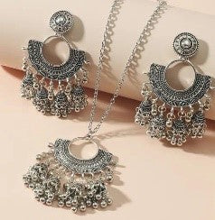 Vintage Elegance: Alloy Necklace & Earrings Set