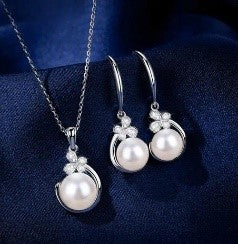 Classic Elegance: Pearl Necklace & Earrings Set